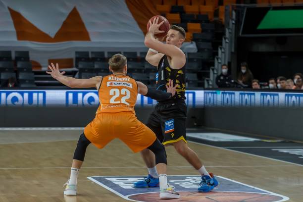 在这场激烈 在这场激烈